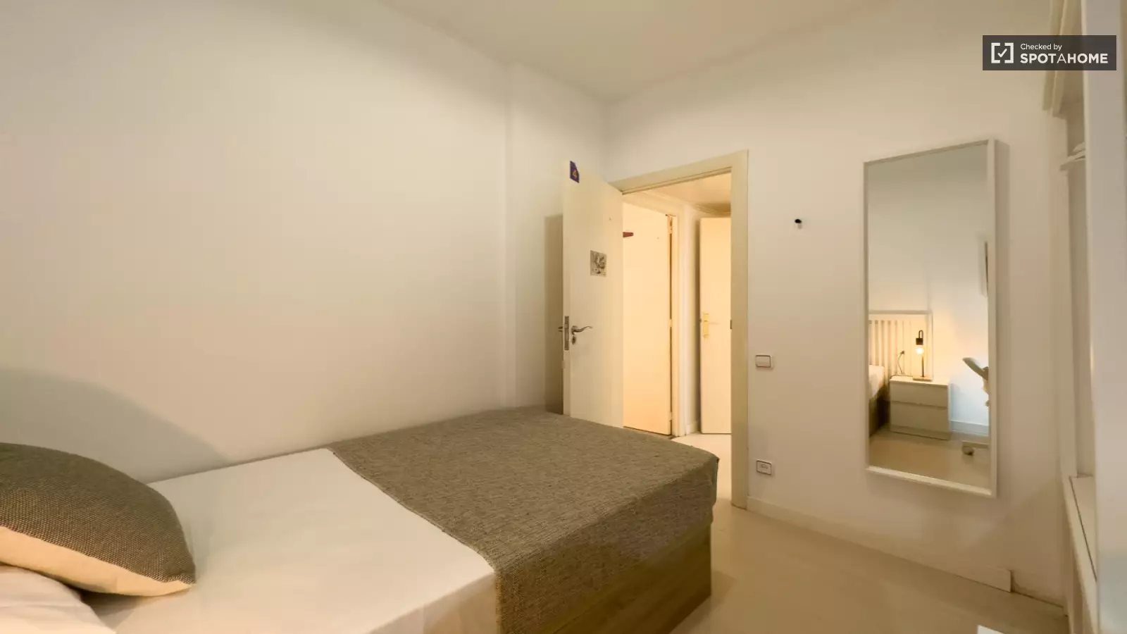 Furnished room in a shared flat in Sants-Montjuïc · 2