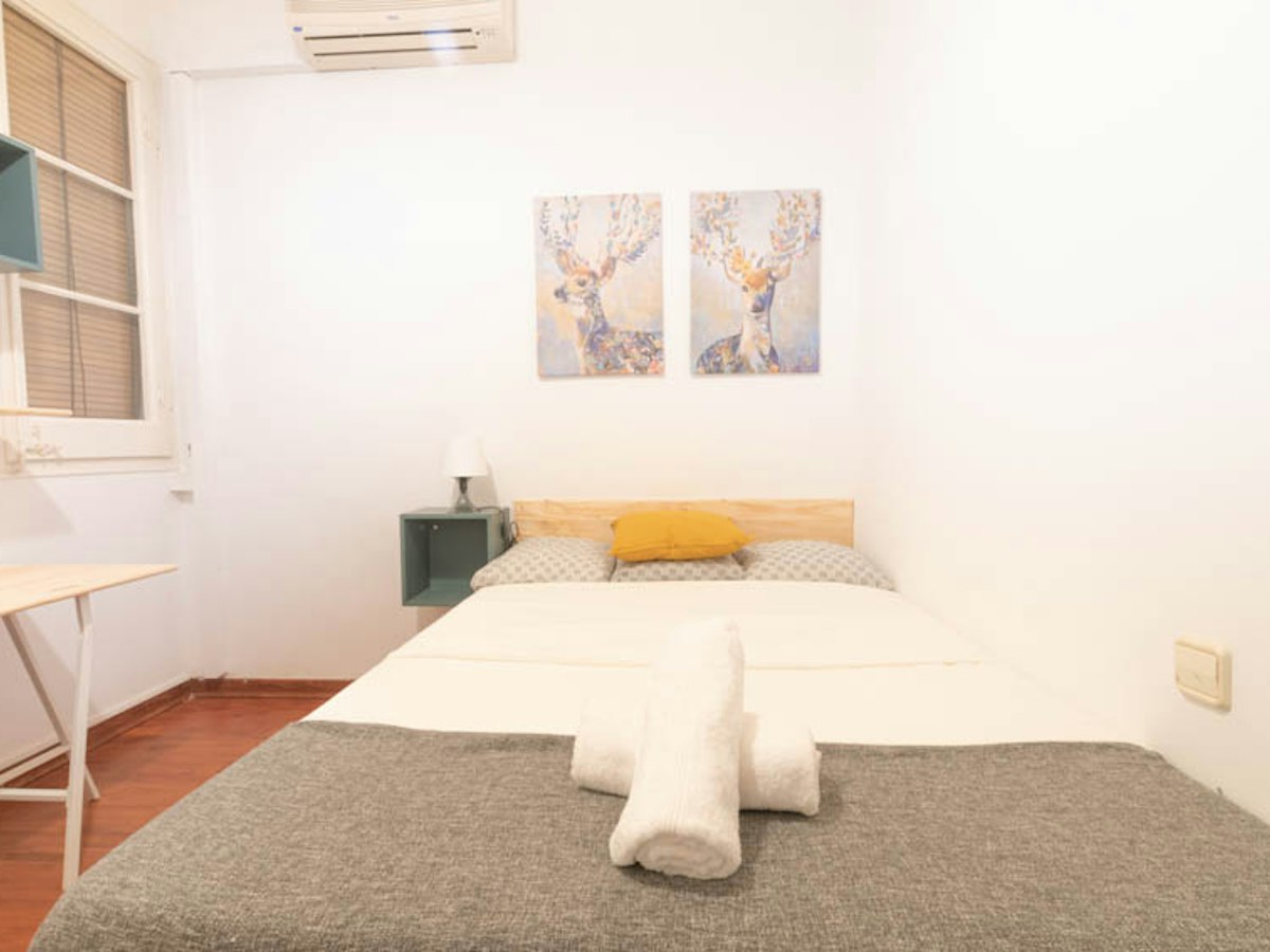 Habitación amueblada en piso compartido de 4 personas en Eixample · 2