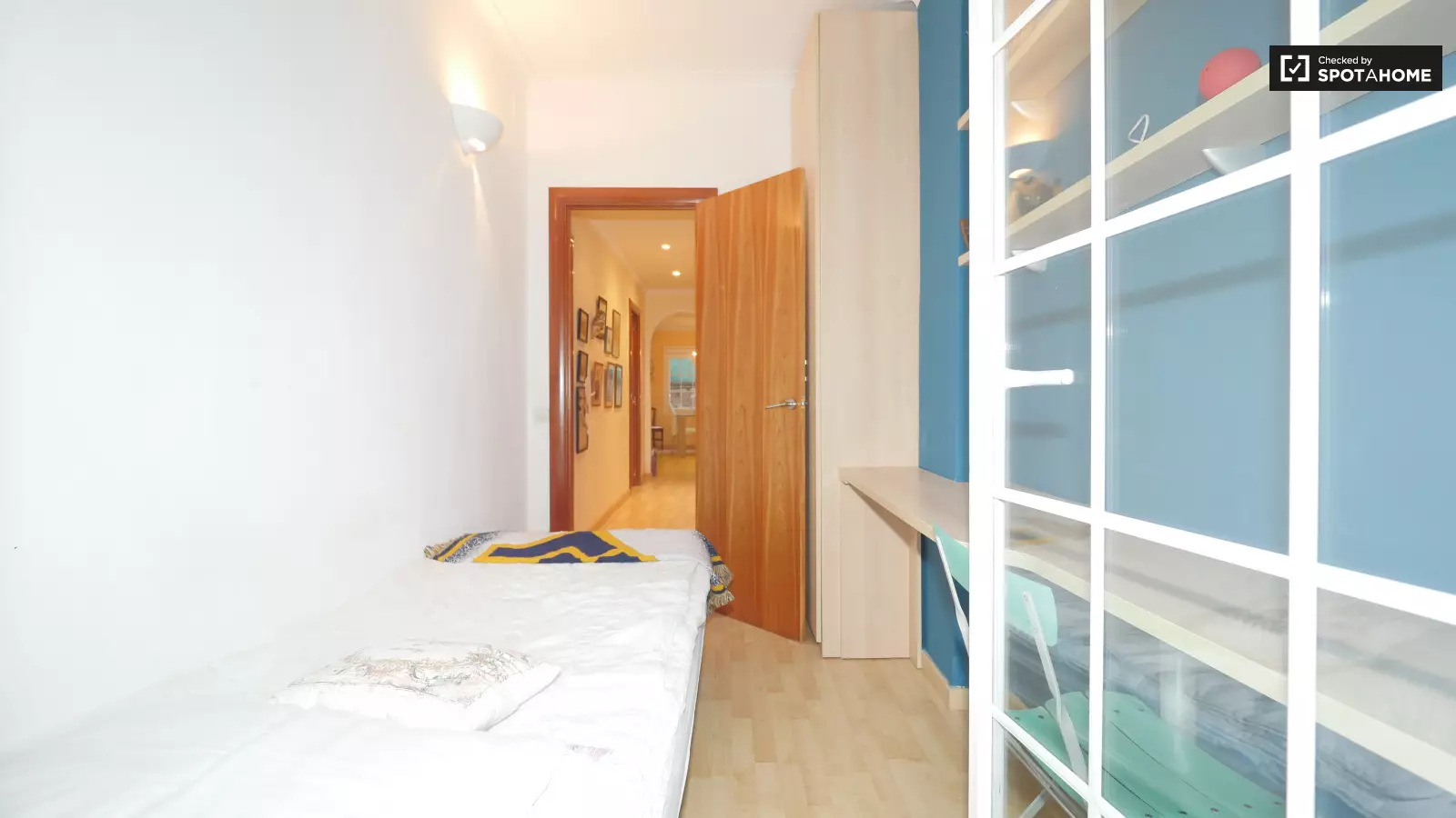 Habitación amueblada en piso compartido de 3 personas en Gràcia · 3
