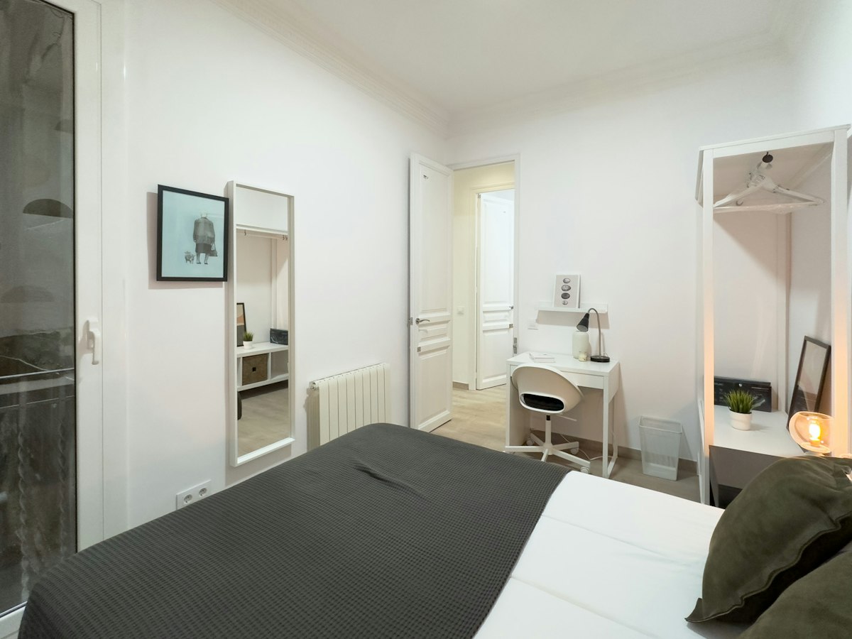 Habitación amueblada en piso compartido de 5 personas en Eixample · 2