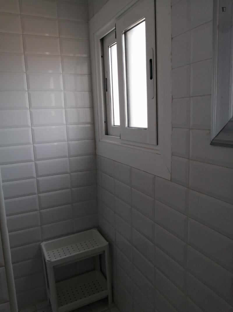 Habitación amueblada en piso compartido de 9 personas en Eixample · 3