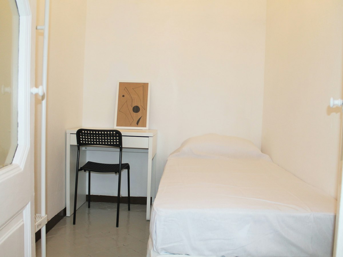 Habitación amueblada en piso compartido de 5 personas en Ciutat Vella · 2