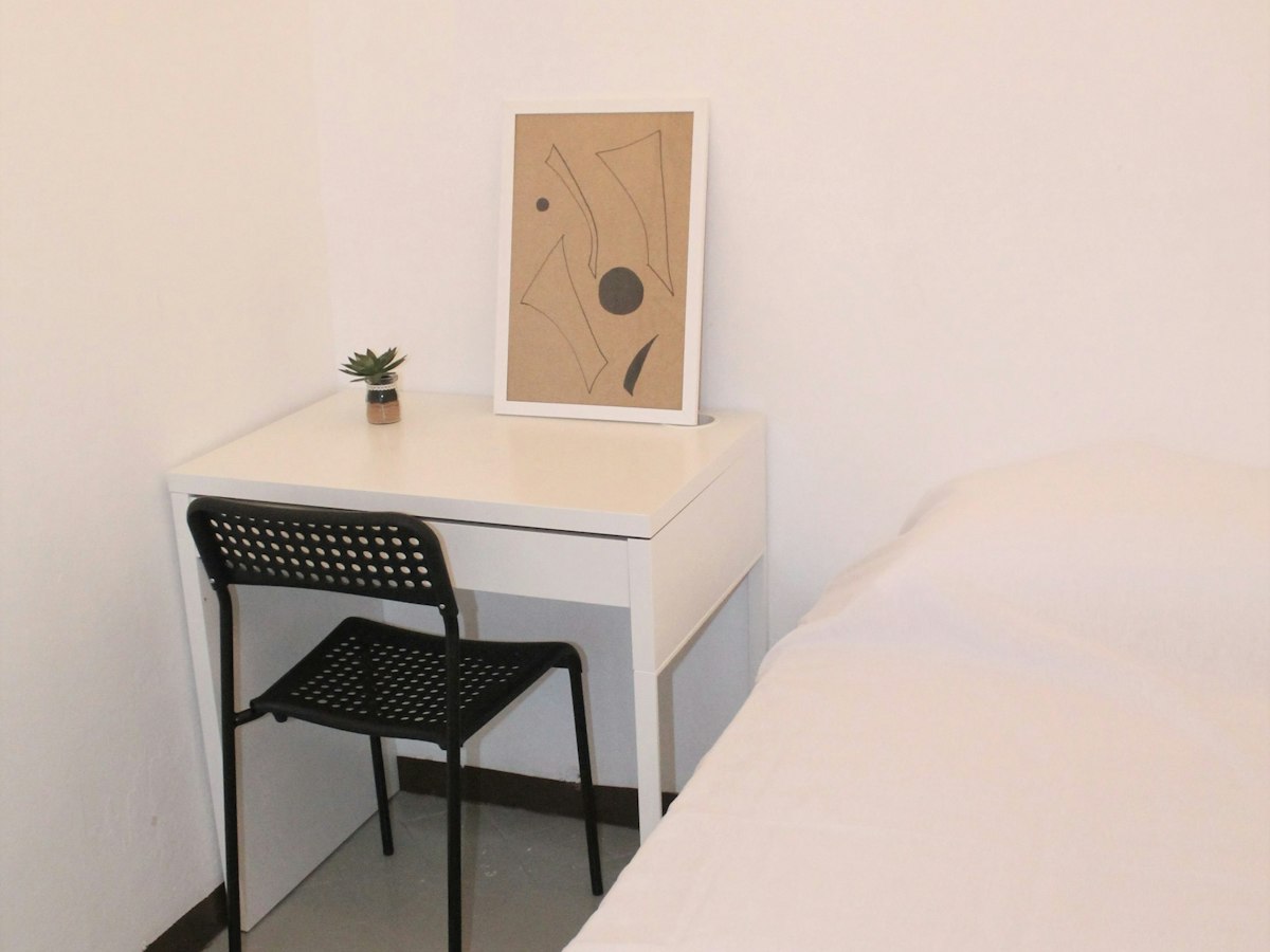 Habitación amueblada en piso compartido de 5 personas en Ciutat Vella · 4