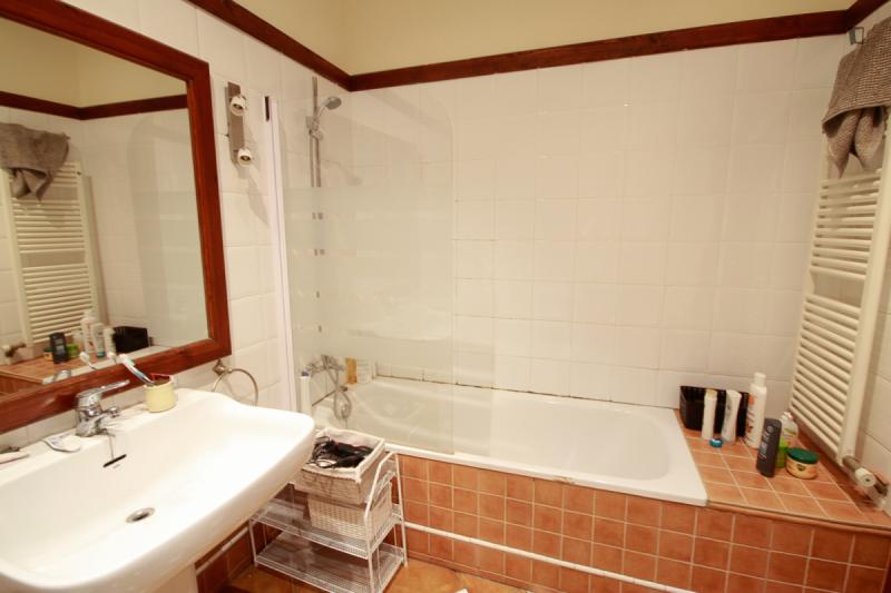 Habitación amueblada en piso compartido de 5 personas en Gràcia · 3