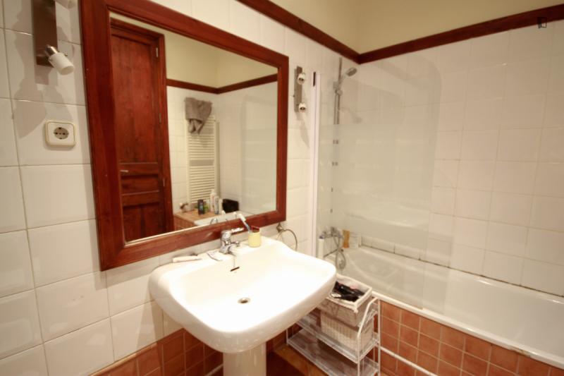 Habitación amueblada en piso compartido de 5 personas en Gràcia · 4