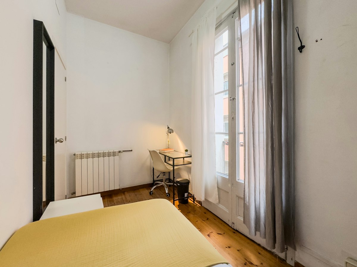 Habitación amueblada en piso compartido de 7 personas en Sants-Montjuïc · 2