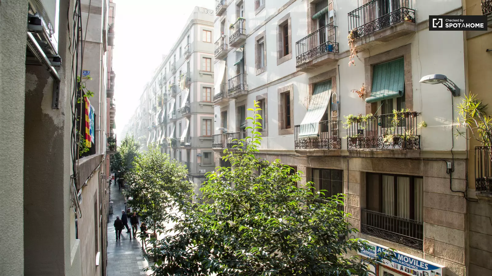 Habitación amueblada en piso compartido en Ciutat Vella · 3
