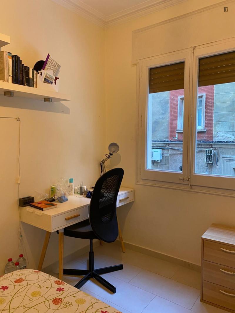 Habitación amueblada en piso compartido de 3 personas en Sarrià–Sant Gervasi · 2