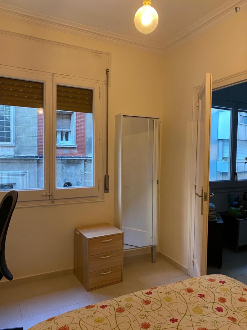 Habitación amueblada en piso compartido de 3 personas en Sarrià–Sant Gervasi · 3