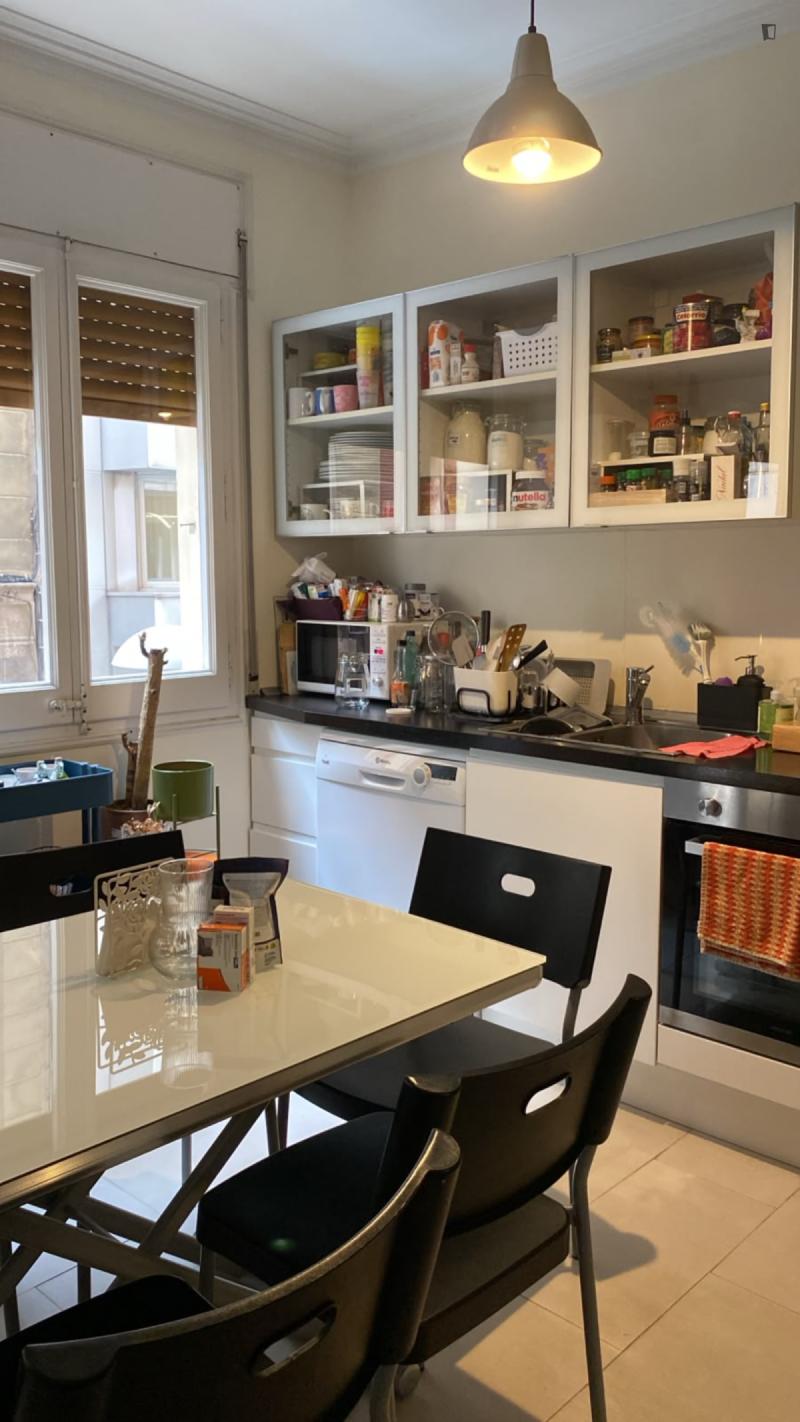 Habitación amueblada en piso compartido de 3 personas en Sarrià–Sant Gervasi · 4