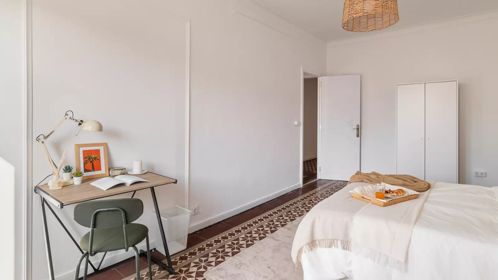 Furnished room in a shared flat in Ciutat Vella · 2