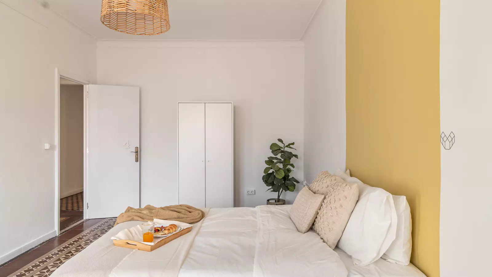 Furnished room in a shared flat in Ciutat Vella · 4