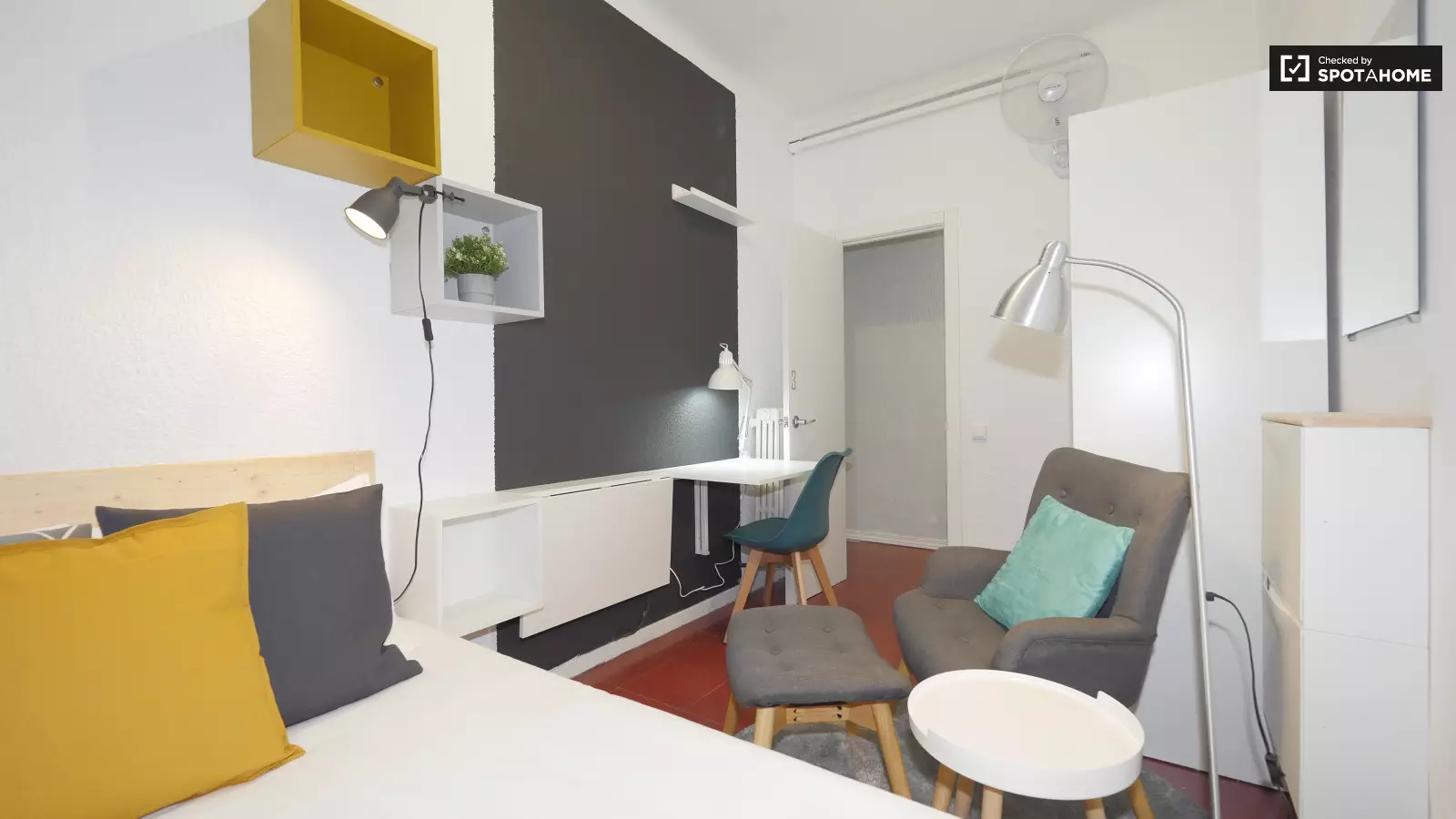 Furnished room in a 4-person shared flat in Gràcia · 2