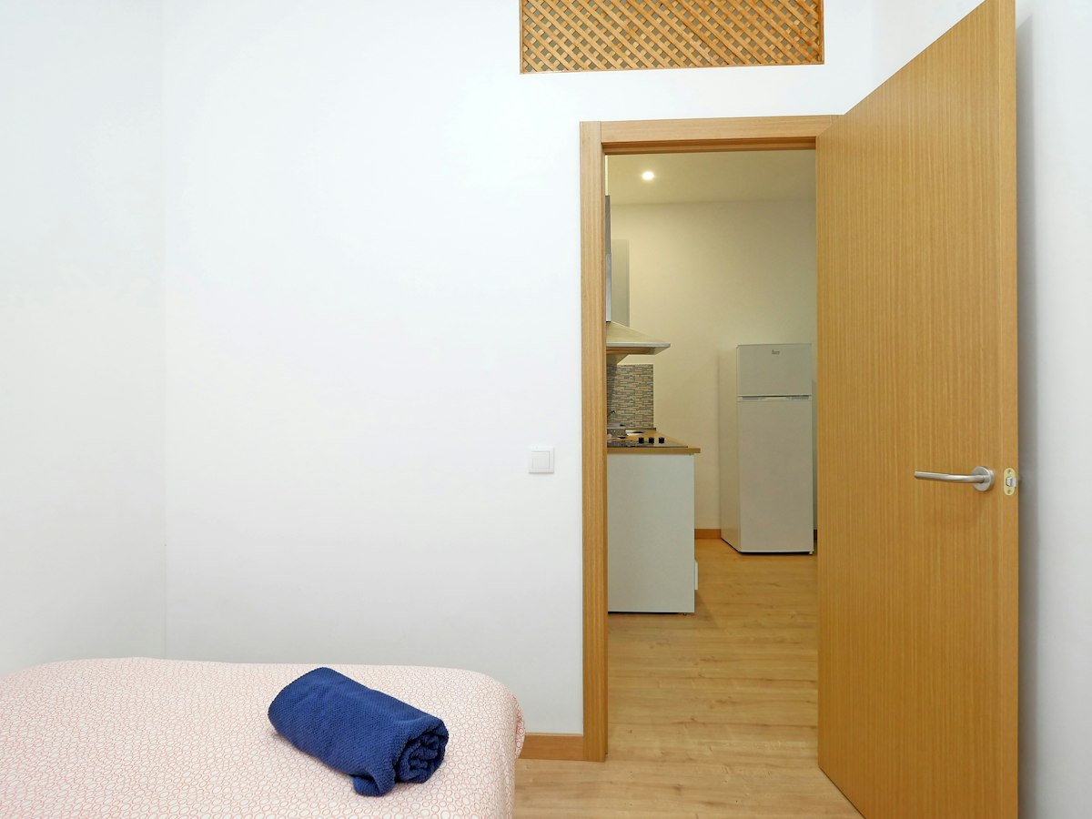 Habitación amueblada en piso compartido de 4 personas en Ciutat Vella · 3