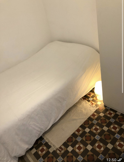 Room in a 4-person shared flat in Eixample · 3