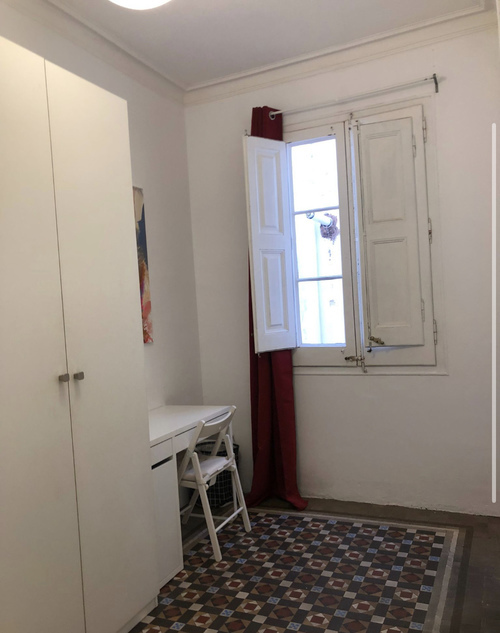 Room in a 4-person shared flat in Eixample · 4