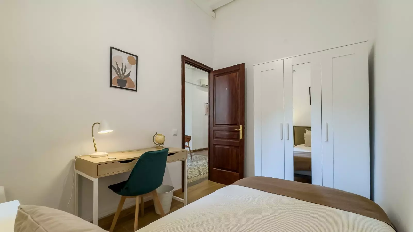 Habitación amueblada en piso compartido de 6 personas en Ciutat Vella · 2
