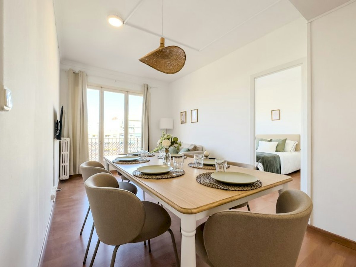 Habitación amueblada en piso compartido de 7 personas en Sants-Montjuïc · 2