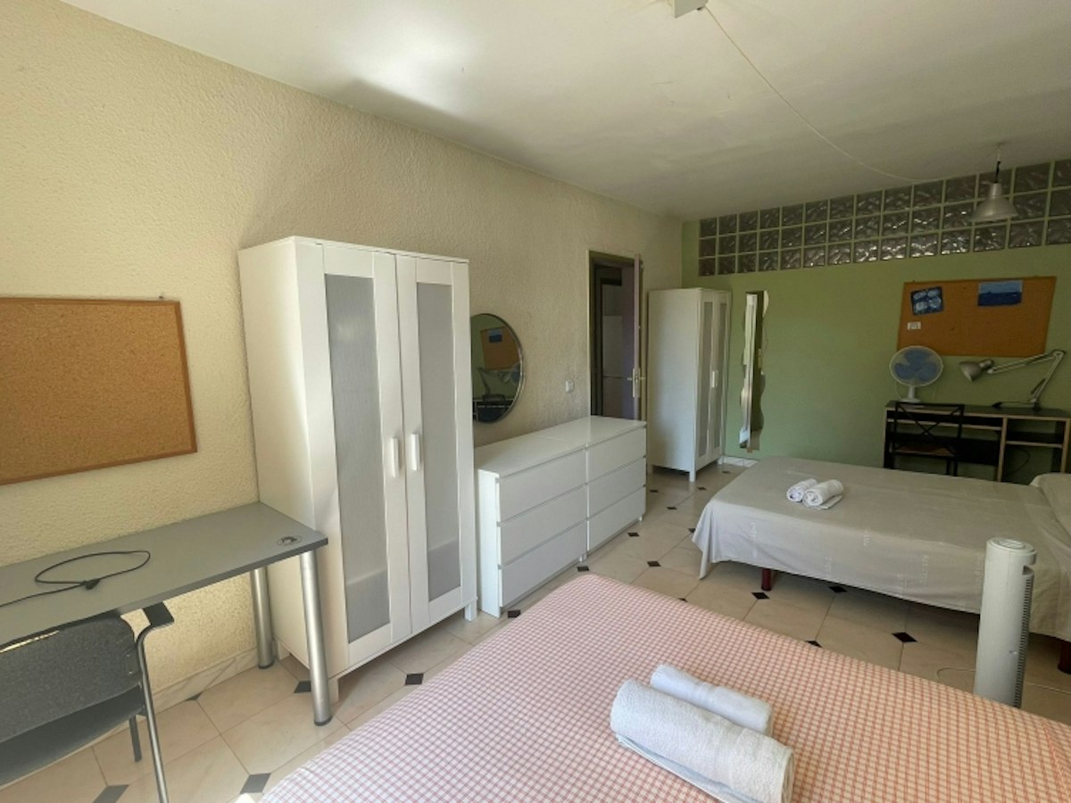 Furnished room in a 3-person shared flat in Ciutat Vella · 2