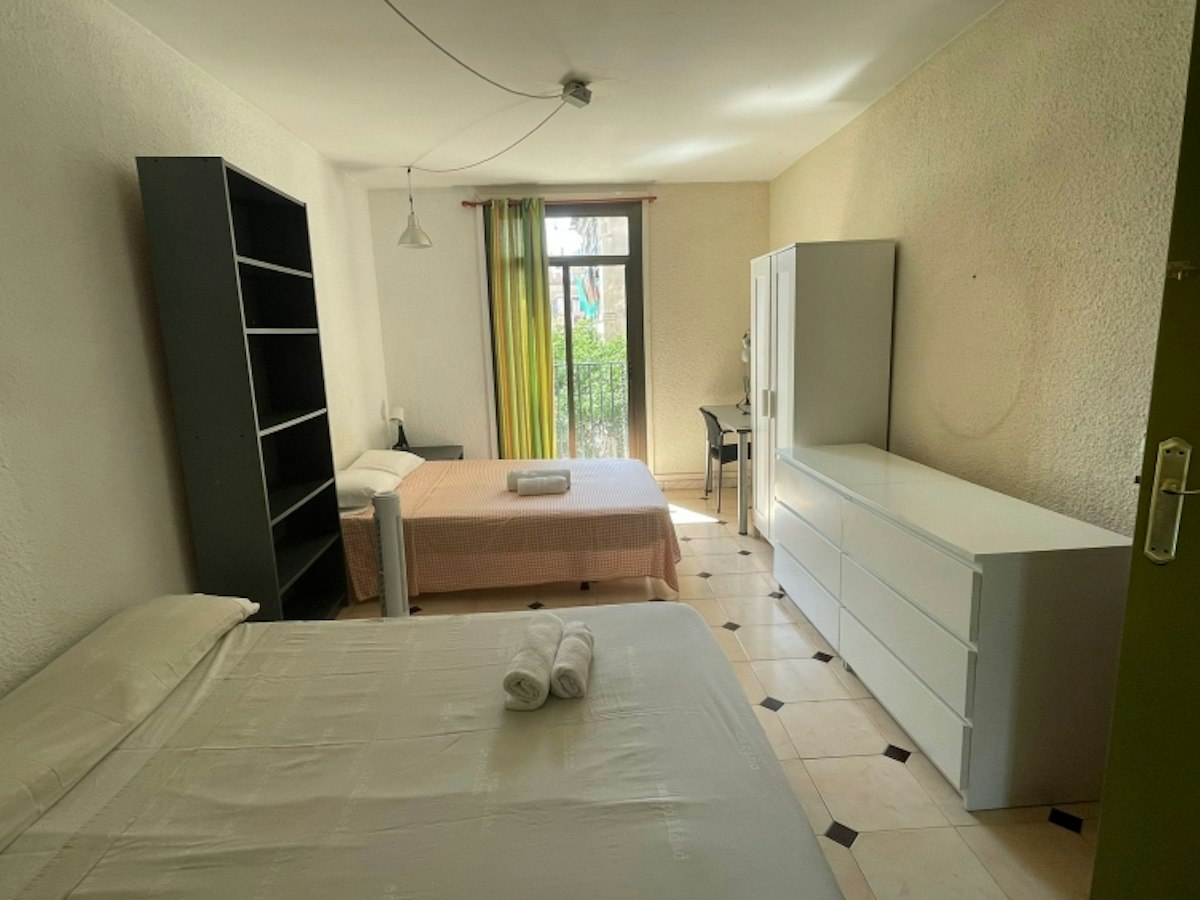 Furnished room in a 3-person shared flat in Ciutat Vella · 3