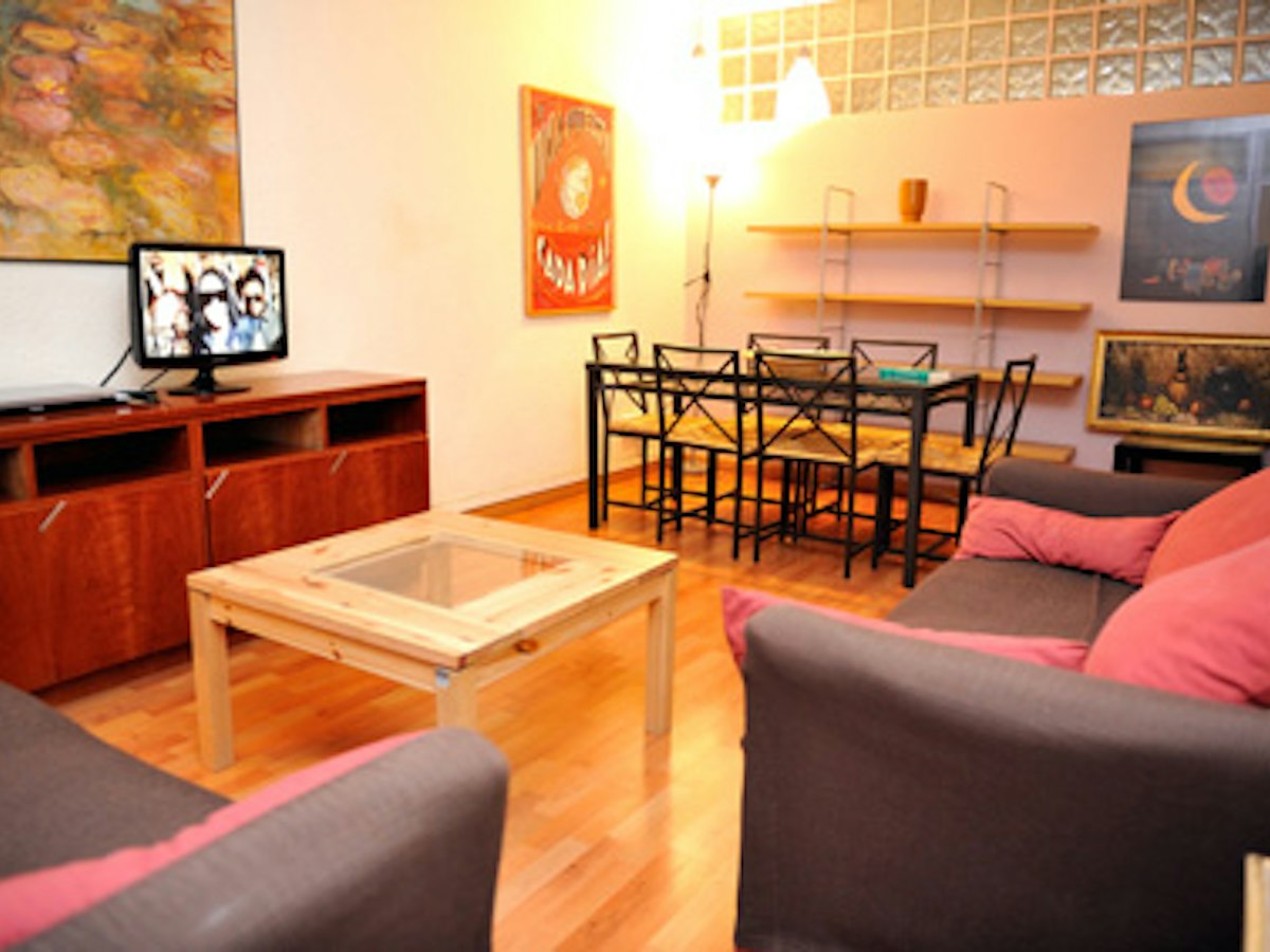 Furnished room in a 3-person shared flat in Ciutat Vella · 4