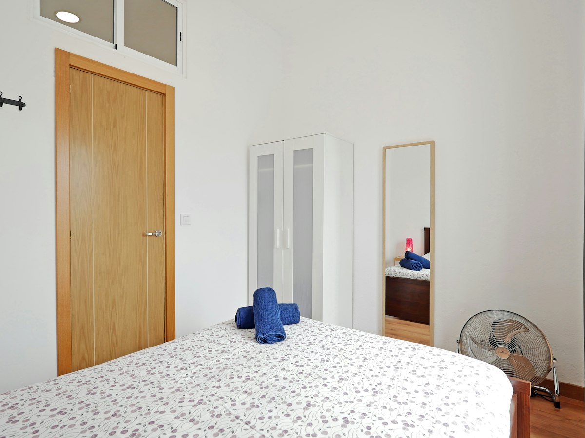 Habitación amueblada en piso compartido de 4 personas en Ciutat Vella · 2