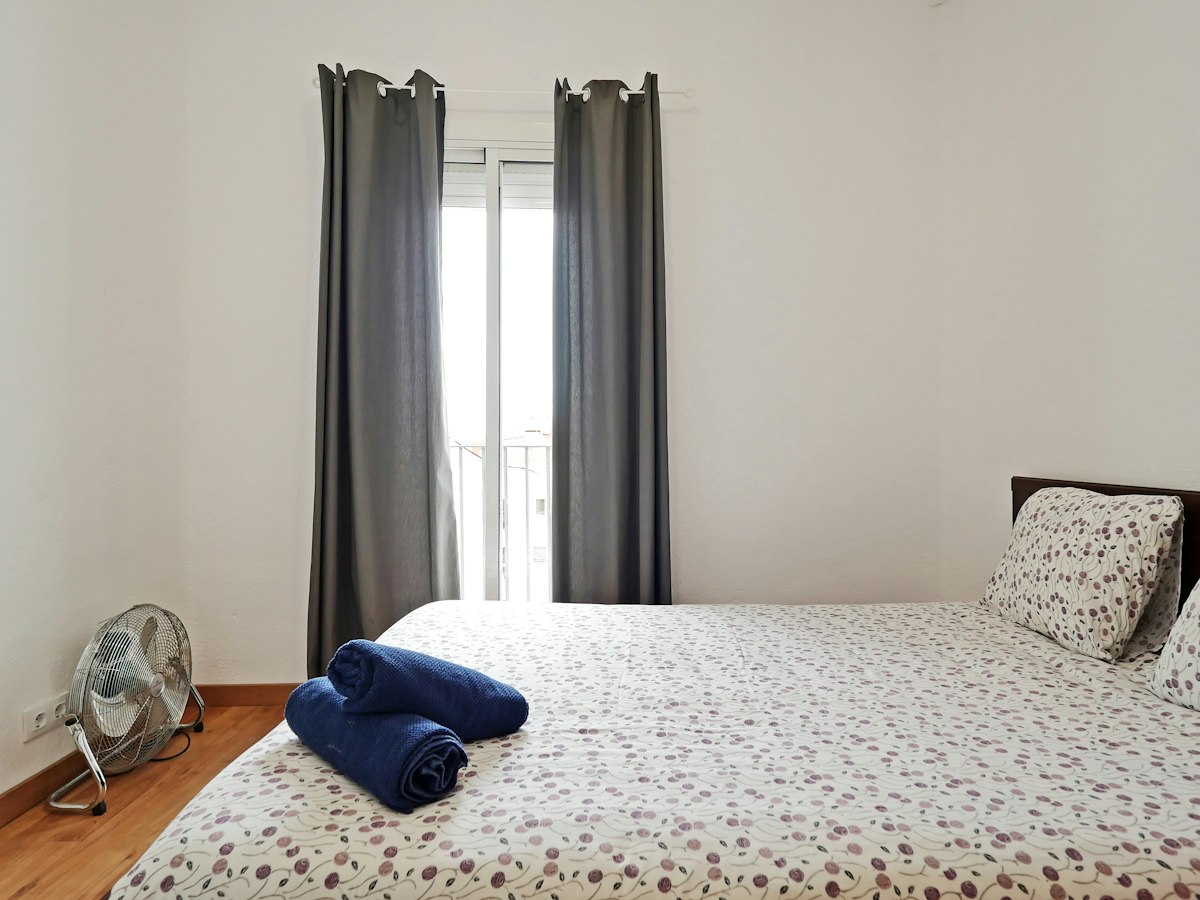 Habitación amueblada en piso compartido de 4 personas en Ciutat Vella · 3