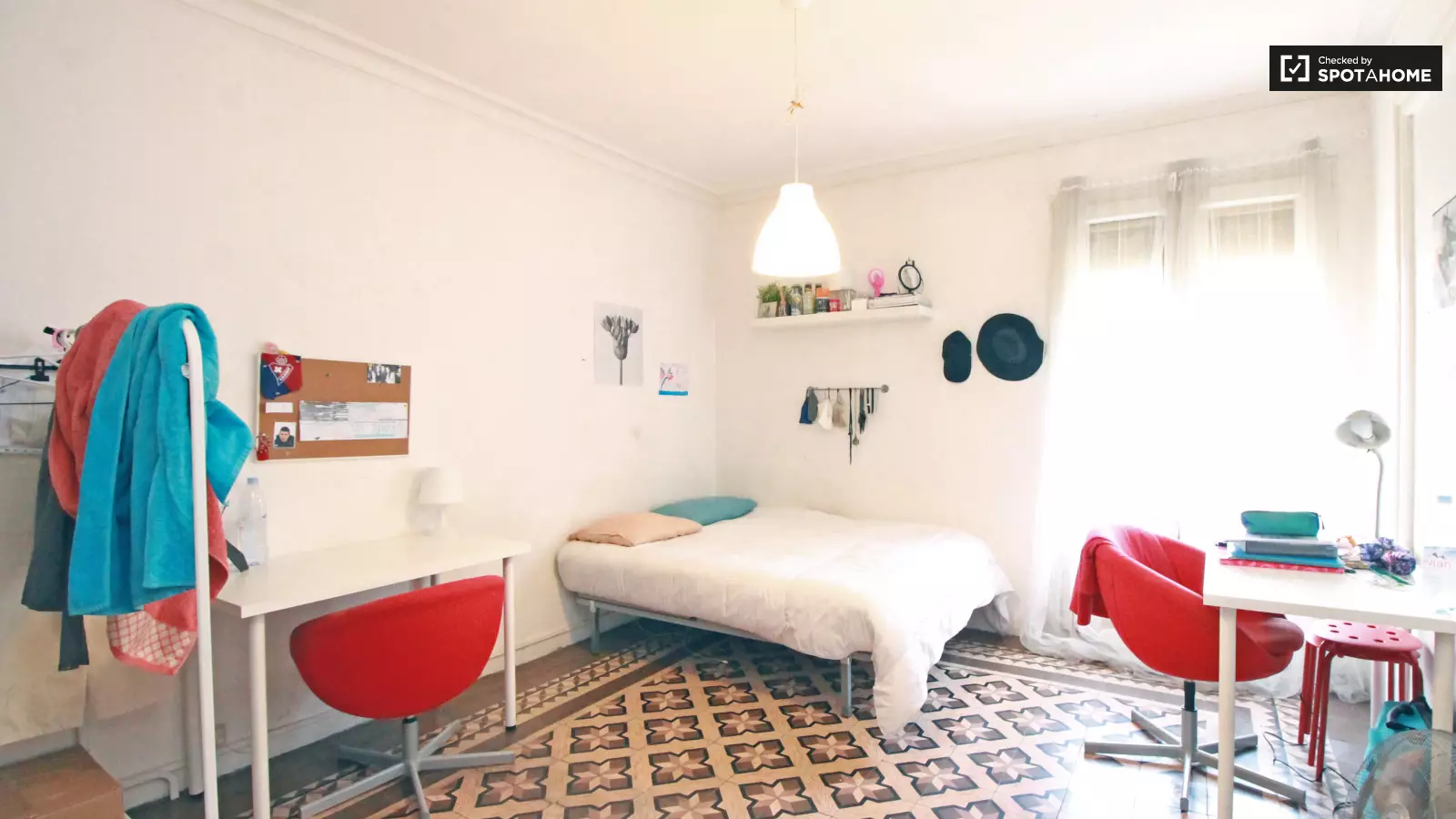 Habitación amueblada en piso compartido de 5 personas en Gràcia · 2