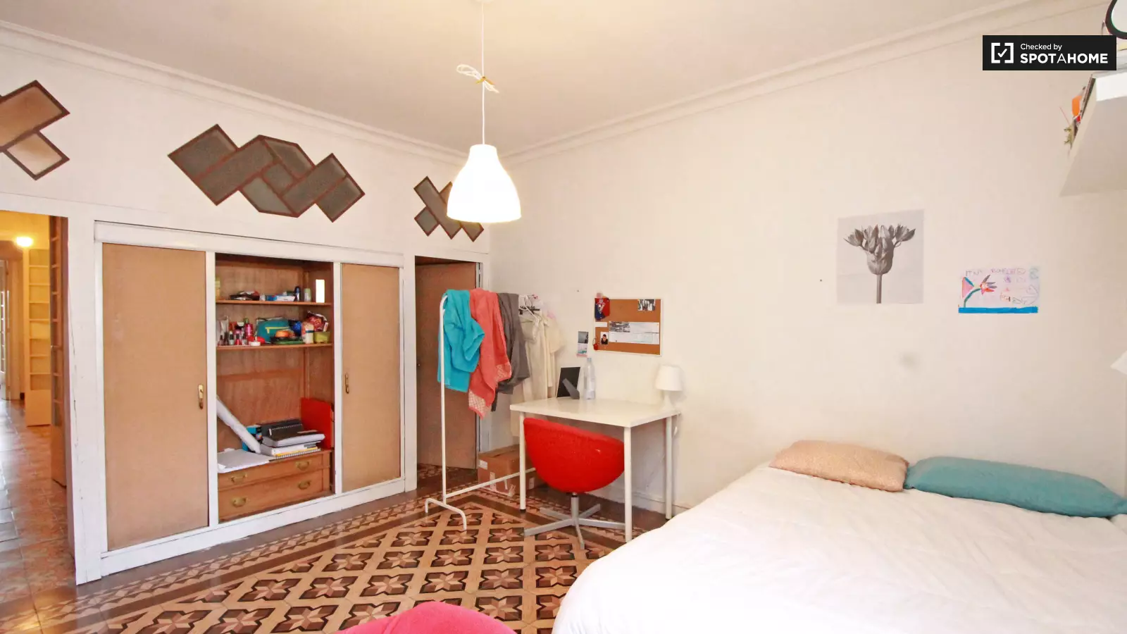 Habitación amueblada en piso compartido de 5 personas en Gràcia · 3