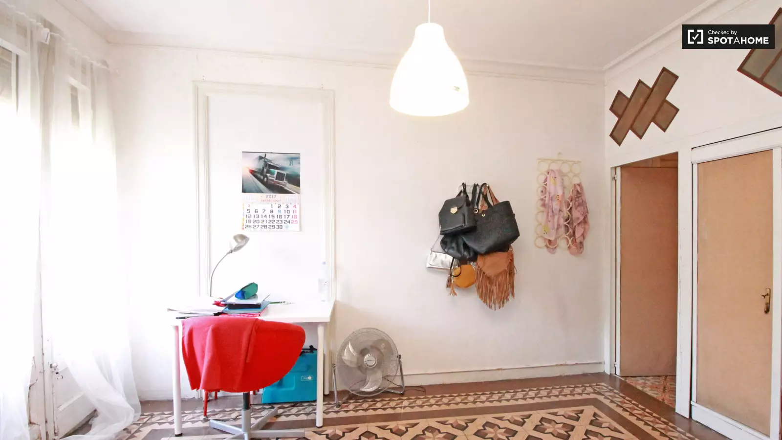 Habitación amueblada en piso compartido de 5 personas en Gràcia · 4