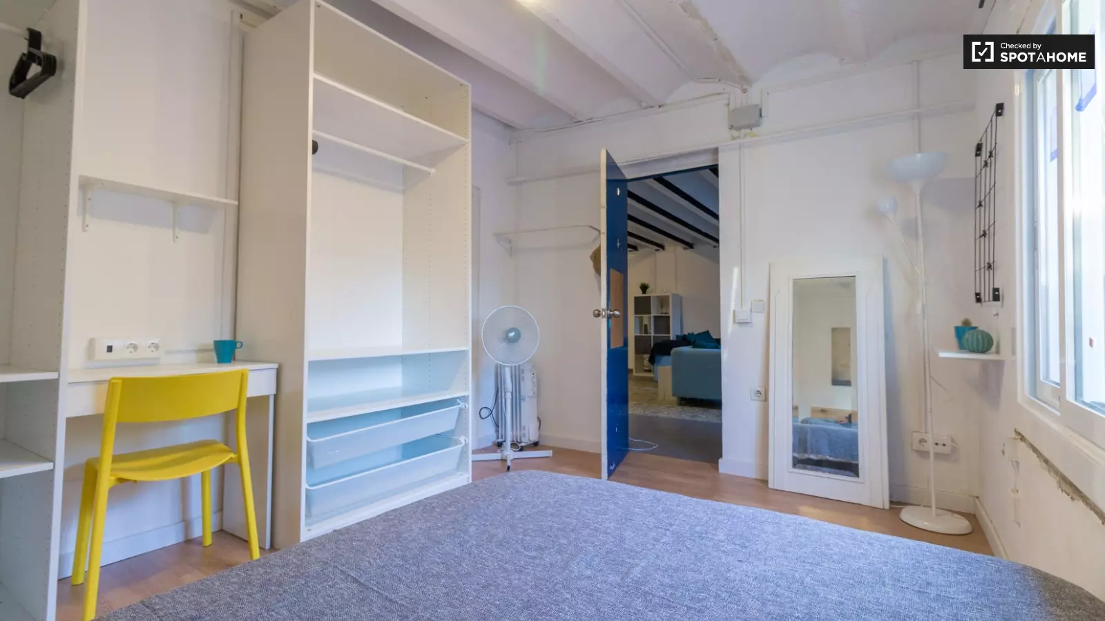 Habitación amueblada en piso compartido de 7 personas en Ciutat Vella · 2