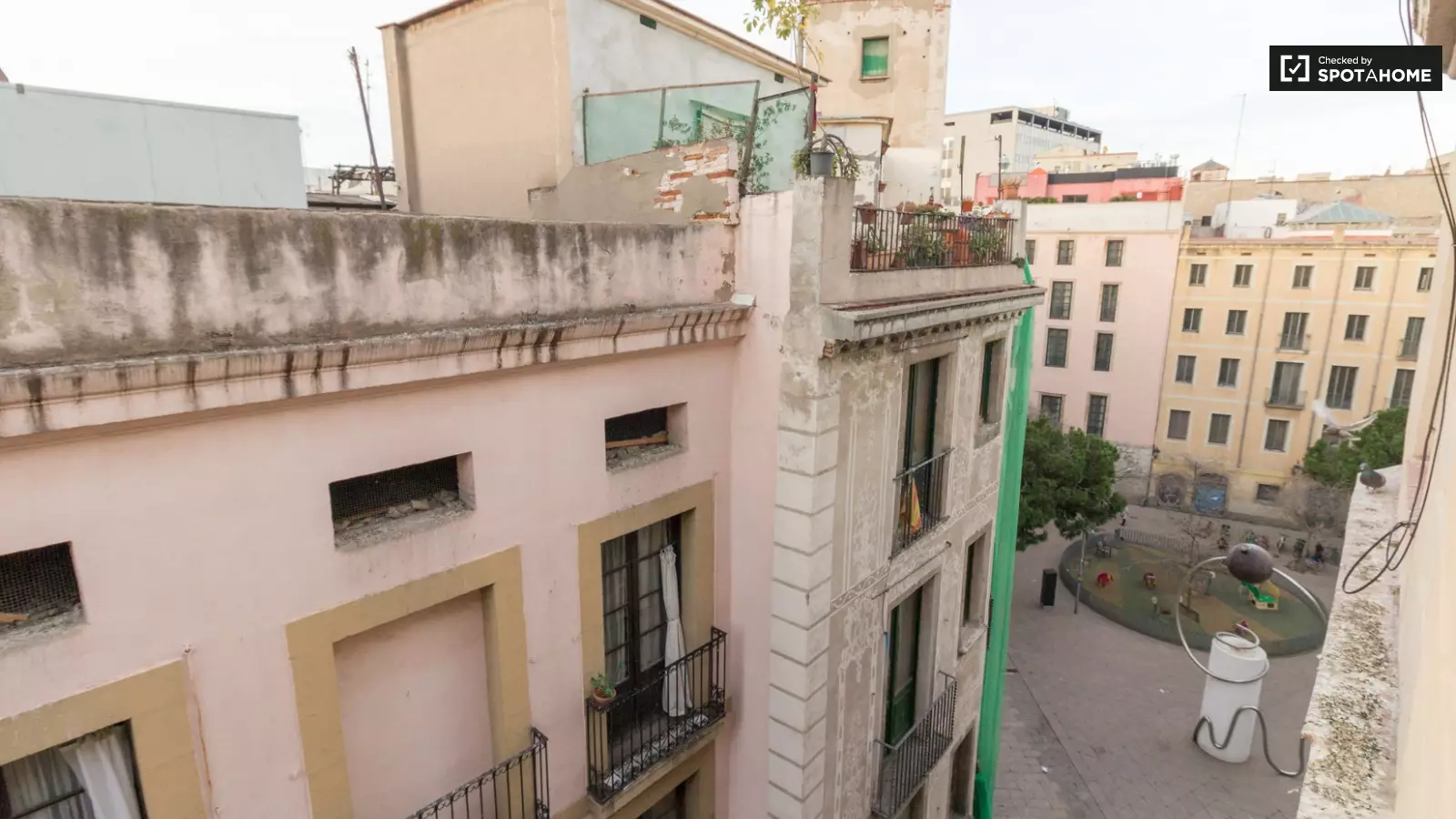 Habitación amueblada en piso compartido de 7 personas en Ciutat Vella · 3