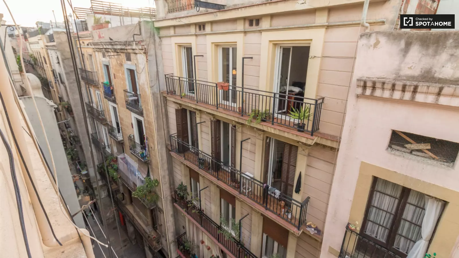 Habitación amueblada en piso compartido de 7 personas en Ciutat Vella · 4