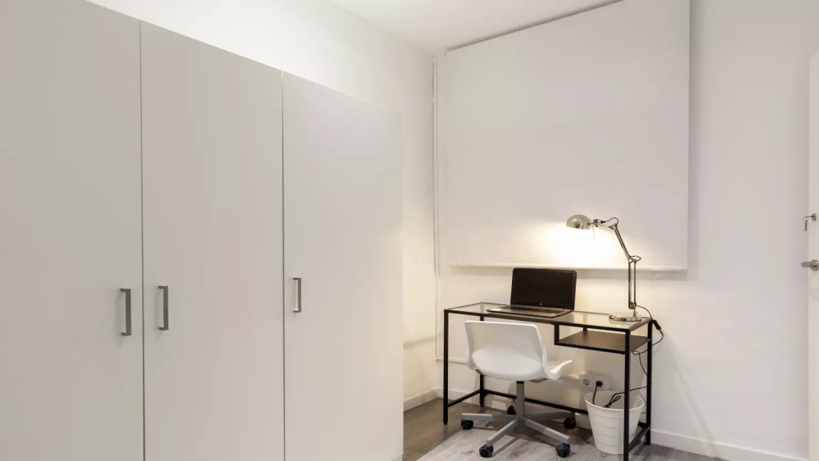 Habitación amueblada en piso compartido de 6 personas en Ciutat Vella · 2