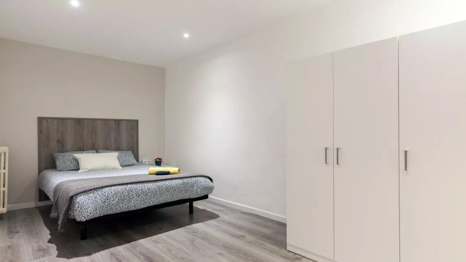 Habitación amueblada en piso compartido de 6 personas en Ciutat Vella · 3