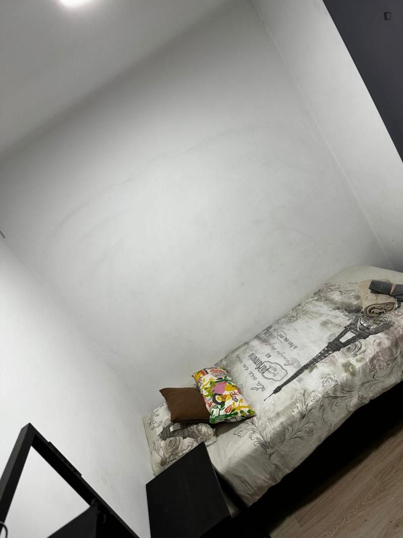 Furnished room in a 3-person shared flat in L'Hospitalet · 2