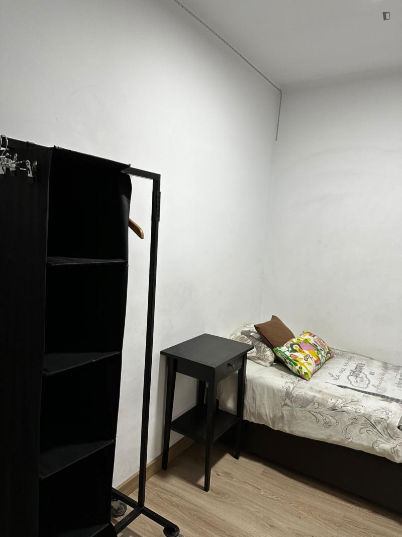 Furnished room in a 3-person shared flat in L'Hospitalet · 3