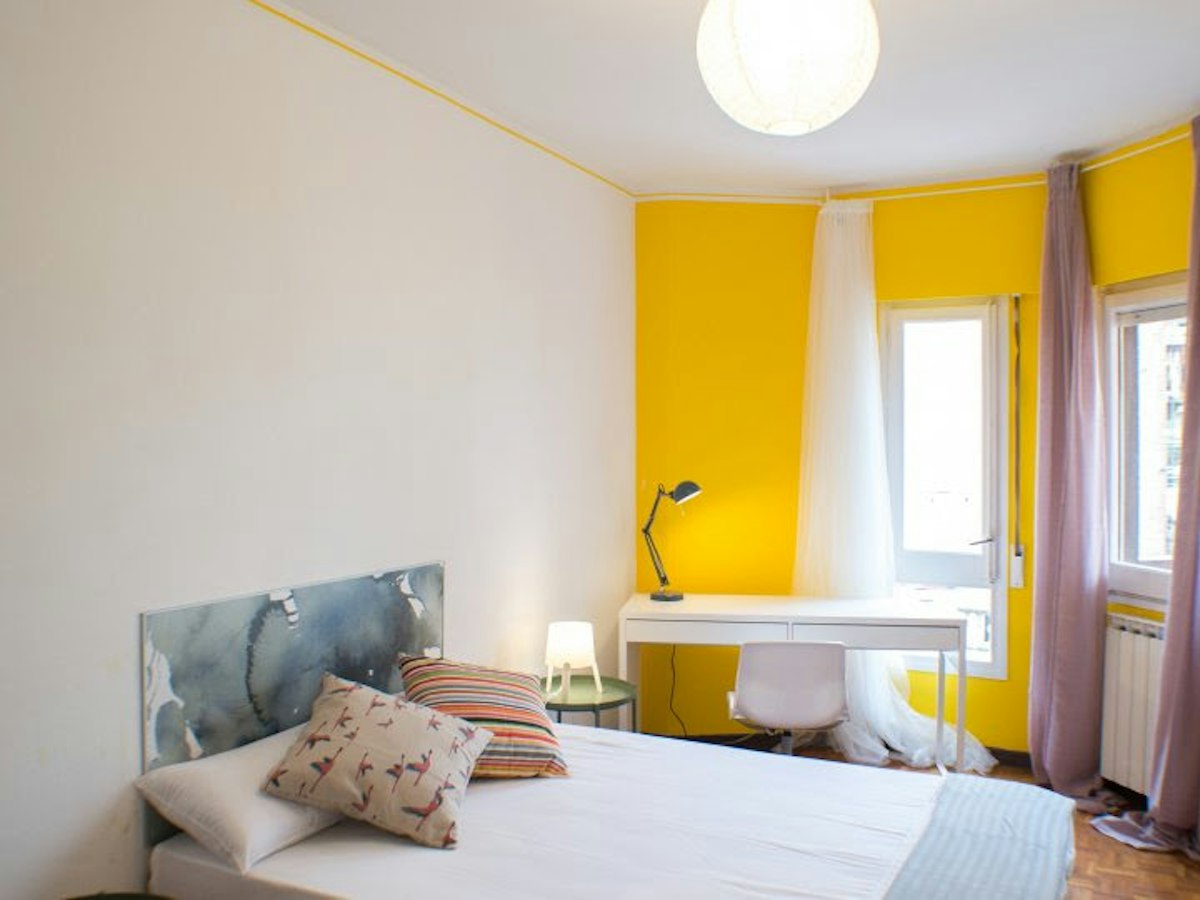 Habitación amueblada en piso compartido de 6 personas en Gràcia