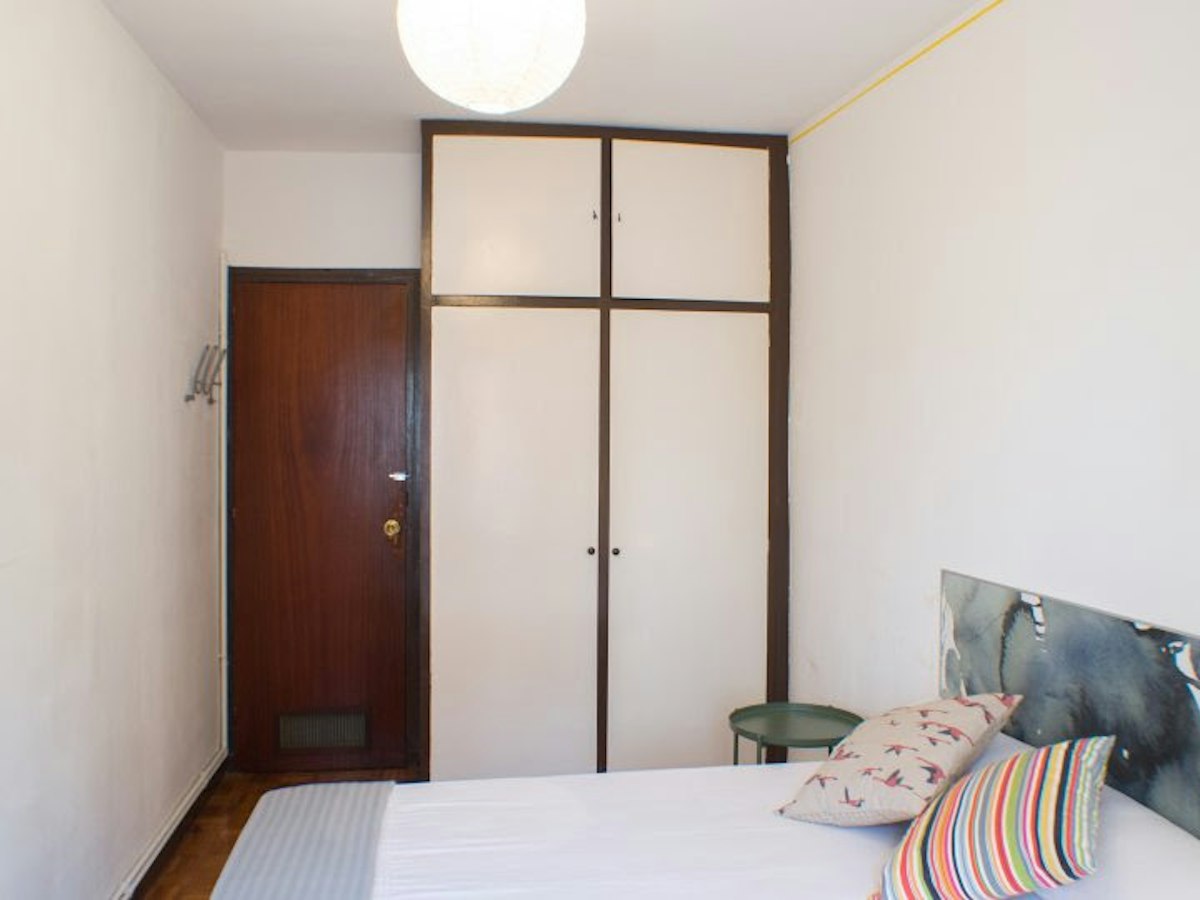 Habitación amueblada en piso compartido de 6 personas en Gràcia · 2