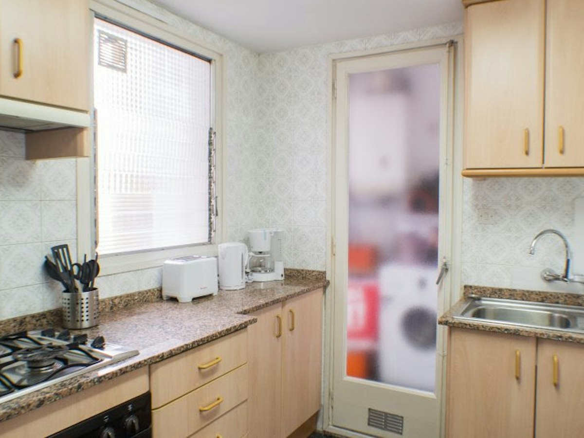 Habitación amueblada en piso compartido de 6 personas en Gràcia · 4