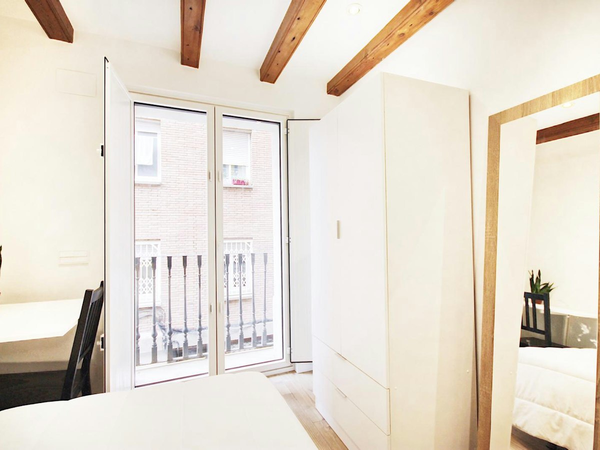 Habitación amueblada en piso compartido de 3 personas en Sants-Montjuïc · 3