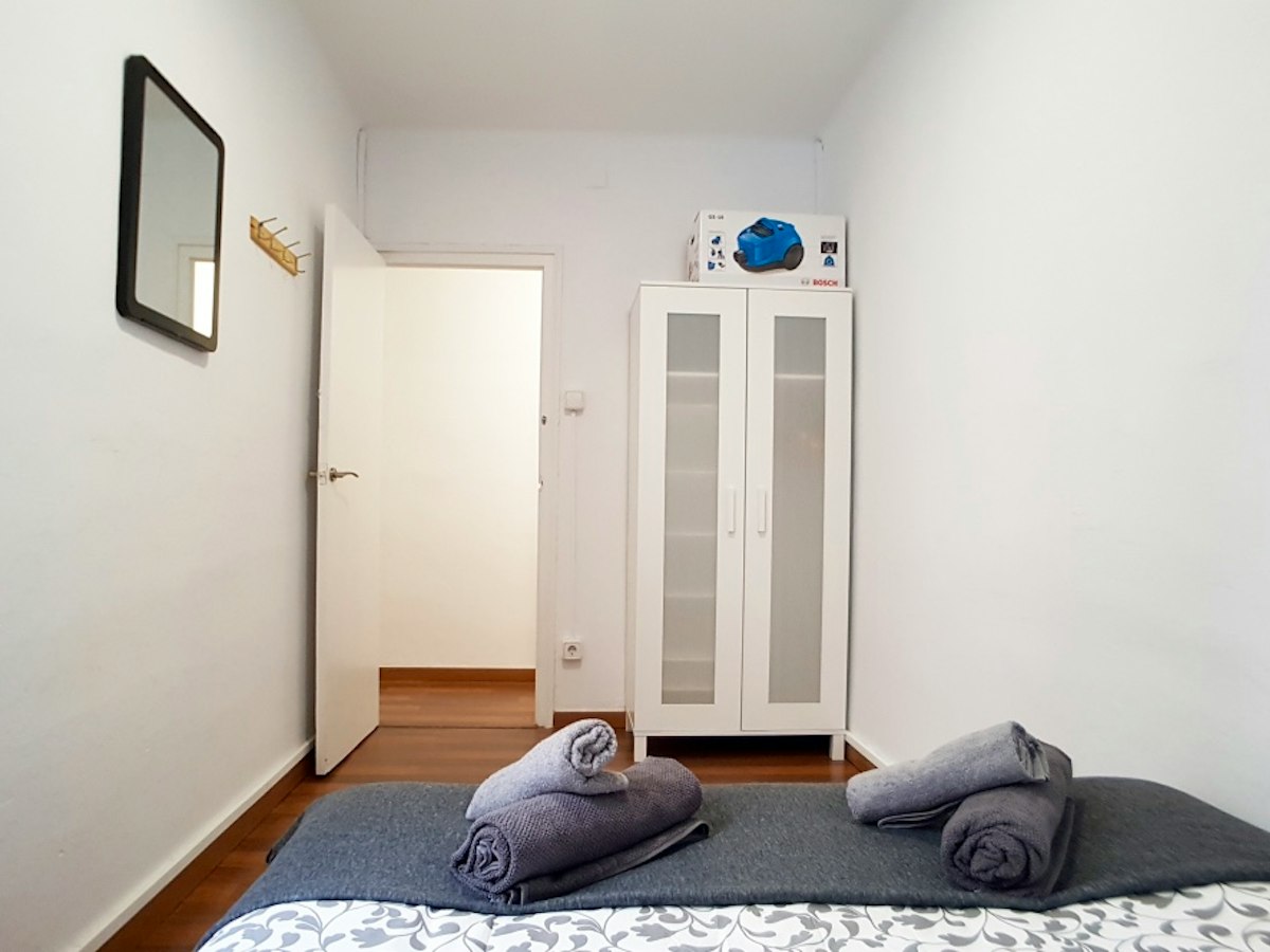 Furnished room in a 3-person shared flat in L'Hospitalet · 3