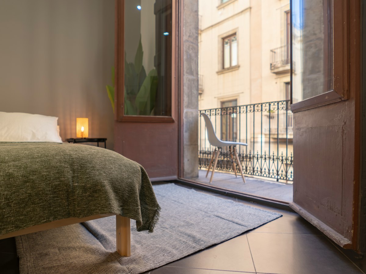 Furnished room in a 5-person shared flat in Ciutat Vella · 2
