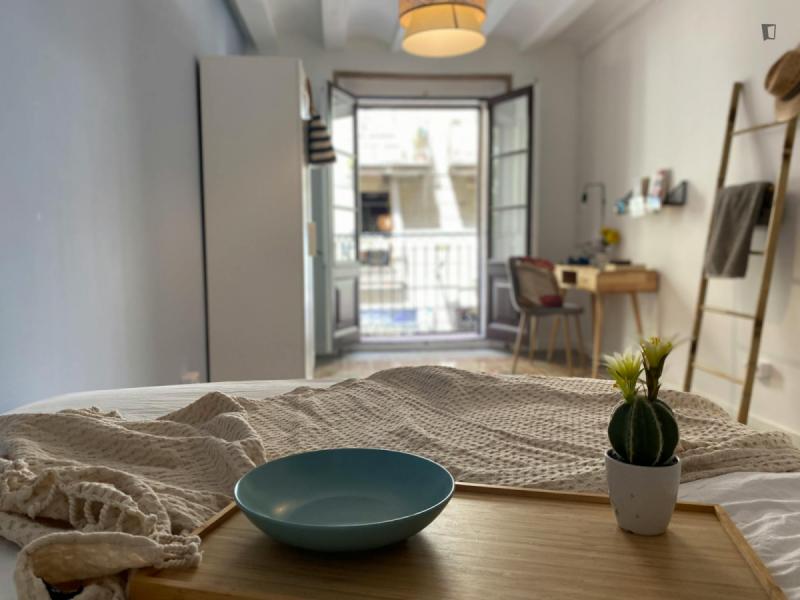 Furnished room in a 6-person shared flat in Ciutat Vella · 2