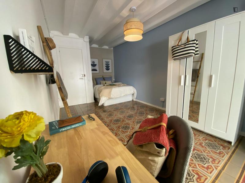 Furnished room in a 6-person shared flat in Ciutat Vella · 3