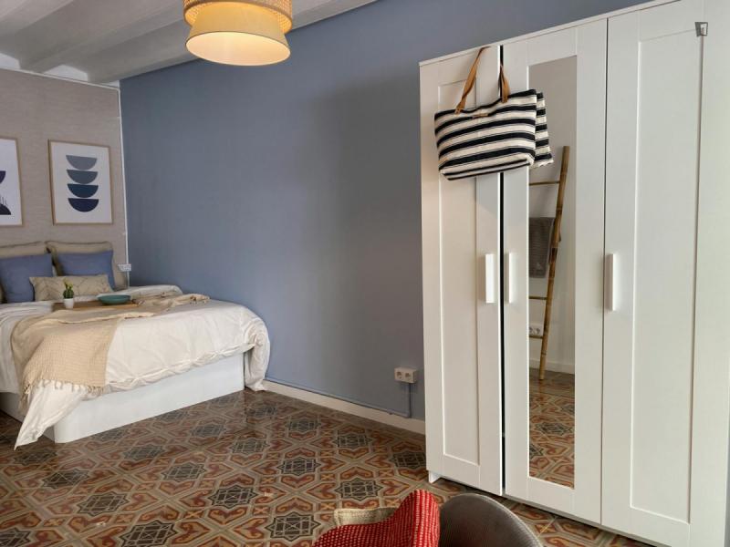 Furnished room in a 6-person shared flat in Ciutat Vella · 4