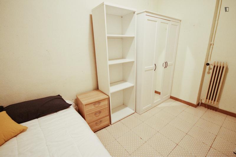 Habitación amueblada en piso compartido de 4 personas en Gràcia · 2