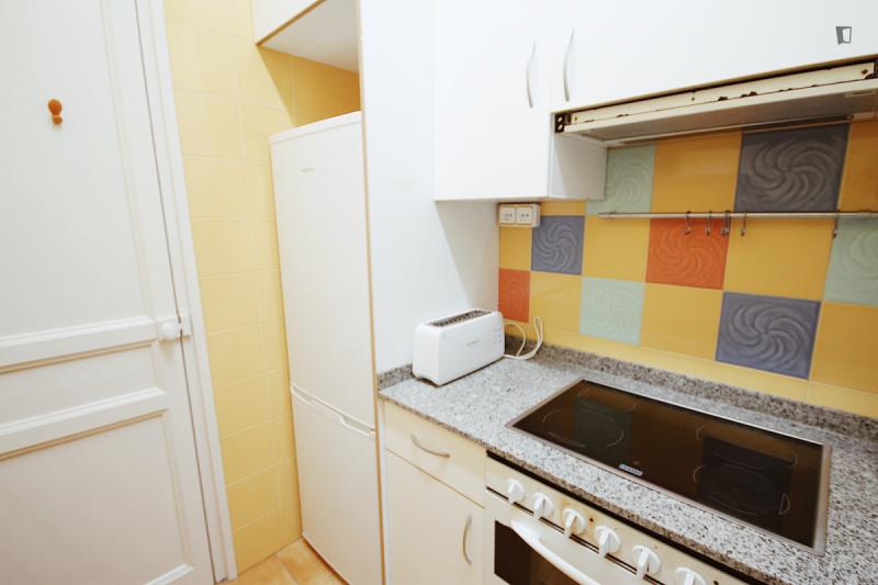 Habitación amueblada en piso compartido de 4 personas en Gràcia · 3