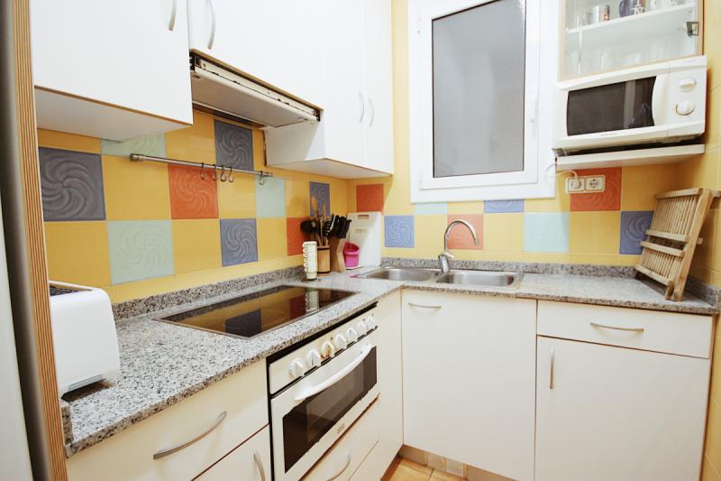 Habitación amueblada en piso compartido de 4 personas en Gràcia · 4