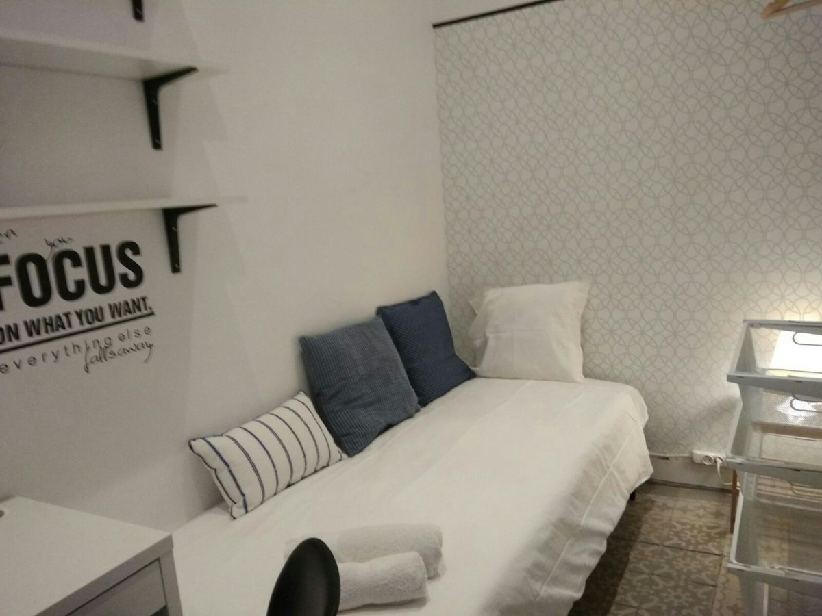 Habitación amueblada en piso compartido de 8 personas en Gràcia · 2